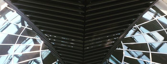 Cupola del Reichstag is one of Posti che sono piaciuti a Tatiana.