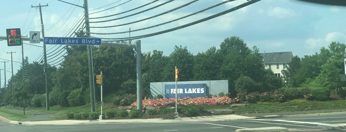 Fair Lakes Shopping Center is one of S'ın Beğendiği Mekanlar.