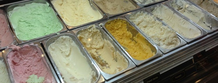 Cold Stone Creamery is one of Tempat yang Disukai Tye.