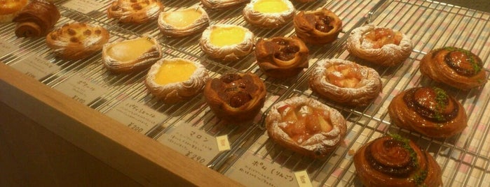 boulangerie Artisan'Halles (アルチザナル) is one of My favorite places in KYOTO.