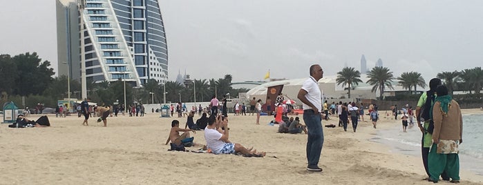 Jumeirah Beach is one of Lieux qui ont plu à Master.