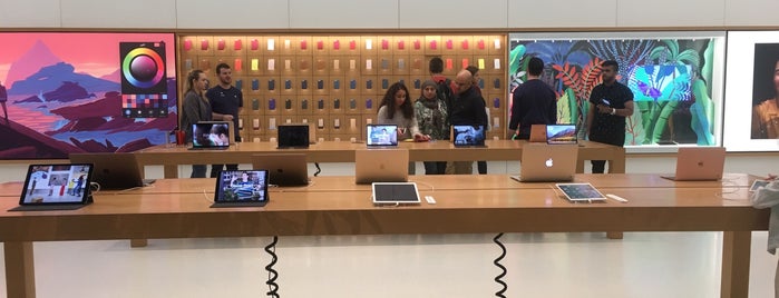 Apple Mall of the Emirates is one of Locais curtidos por Master.
