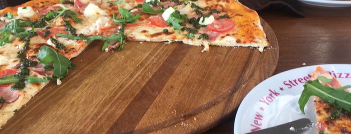 New York Street Pizza is one of Posti che sono piaciuti a Master.
