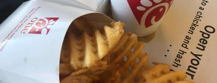 Chick-fil-A is one of Lugares favoritos de James.