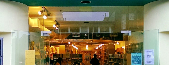 Green Apple Books & Le Video is one of Orte, die DadOnTheScene gefallen.