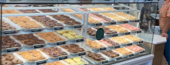 Krispy Kreme is one of Tempat yang Disukai John.