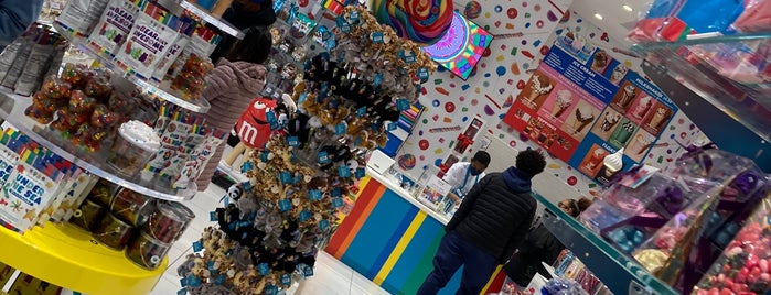 Dylan's Candy Bar is one of Lugares favoritos de Lizzie.