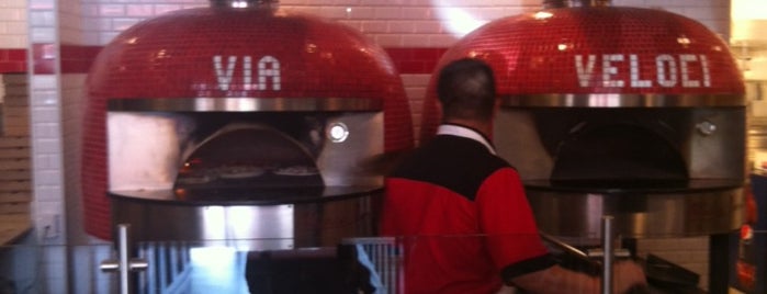 Firecrust Neapolitan Pizzeria is one of Tempat yang Disukai Jeff.