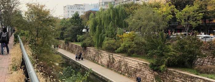 청계천로 is one of สถานที่ที่ Yongsuk ถูกใจ.