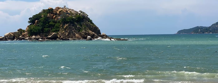 Mahalo Beach Club is one of Acapulco tropical.
