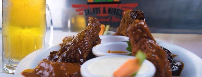 Salads & Wings is one of Mis lugares por conocer.
