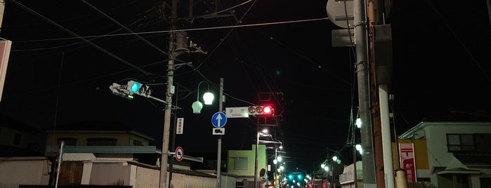 芋窪交差点 is one of 道路.