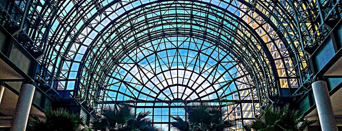 Brookfield Place is one of Lugares favoritos de Lisa.