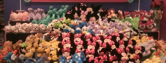 Disney Store is one of Jenniferさんのお気に入りスポット.