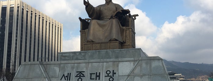 Площадь Кванхвамун is one of Seoul.