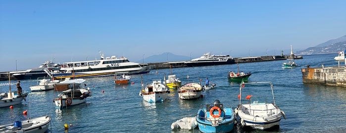 Isla de Capri is one of Lugares favoritos de Dilek.