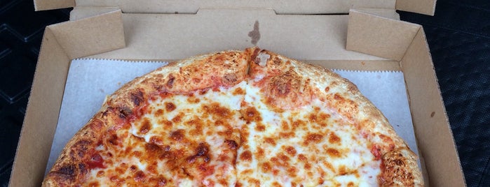 Original Pizza is one of สถานที่ที่ Lizzie ถูกใจ.