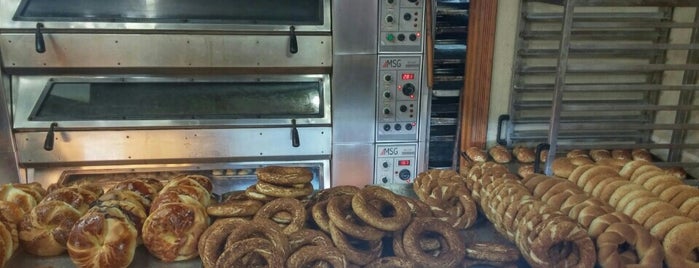 Foça Simit Sarayı is one of Özenさんのお気に入りスポット.