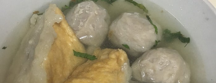 Bakso Stasiun "P. Dulmanan" is one of Personさんの保存済みスポット.