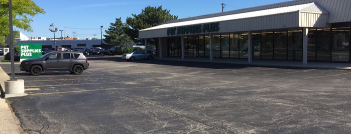 Pet Supplies Plus Lincolnwood is one of Lugares favoritos de Ed.