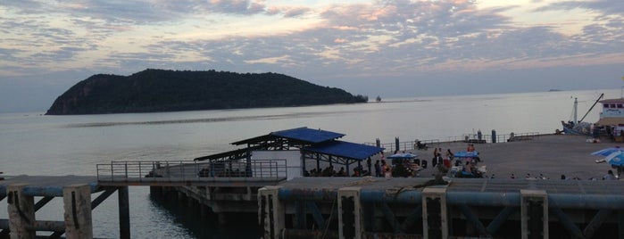Thong Sala Pier is one of Lugares favoritos de Alan.