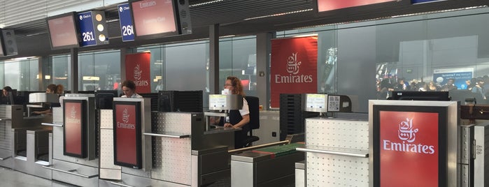 Emirates Check-in is one of Tempat yang Disukai Celal.