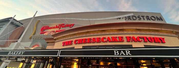 The Cheesecake Factory is one of Lugares favoritos de Jenny.
