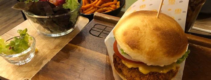 Teddy’s Bigger Burgers is one of Best Of Pattaya.