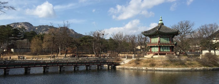Gyeongbokgung Palace is one of Locais curtidos por Worldbiz.