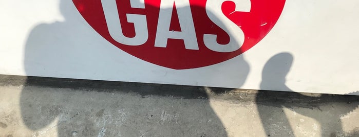 La Brea Gas is one of Tempat yang Disukai Velma.