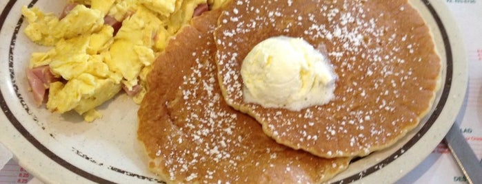 Maple Tree Pancake House is one of Locais curtidos por Mike.