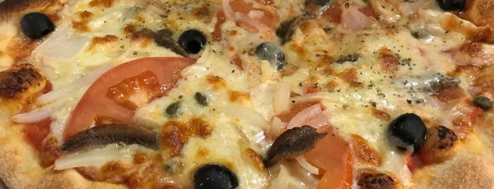 Pizzeria Mondello is one of Las PIZZAS..