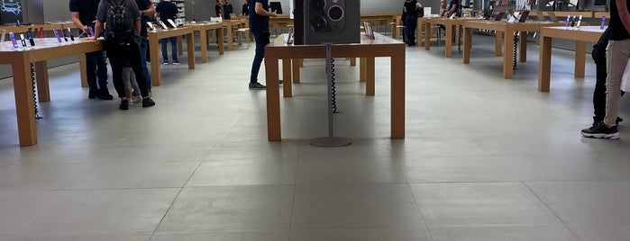 Apple Roma Est is one of Apple Stores.