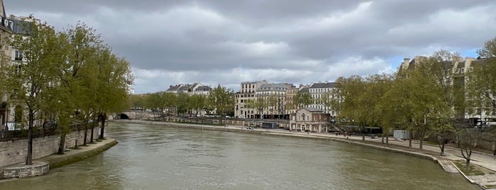 Pont de Sully is one of Paris.