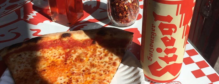 Delicious Pizza is one of Lugares favoritos de Chris.