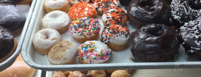 Winchell's Donut House is one of Locais curtidos por Mimi.