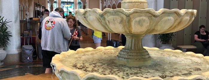 Disney's Coronado Springs Lobby Fountain is one of สถานที่ที่ Lizzie ถูกใจ.