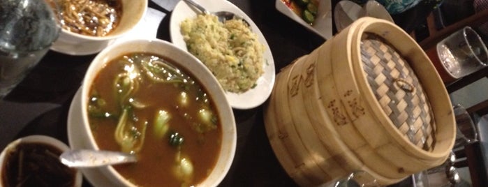 Din Tai Fung 鼎泰豐 is one of Lugares favoritos de Mike.