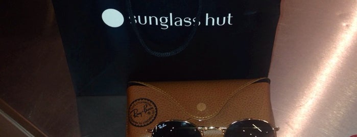 Sunglass Hut is one of Tammyさんのお気に入りスポット.