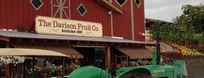 Davison Orchards Country Village is one of Posti che sono piaciuti a Lynn Valley.