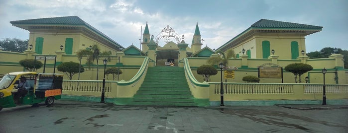 Masjid Raya Sultan Riau is one of Jalan jalan.