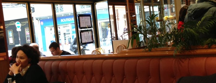 Le Hollywood Café is one of Anthonyさんのお気に入りスポット.