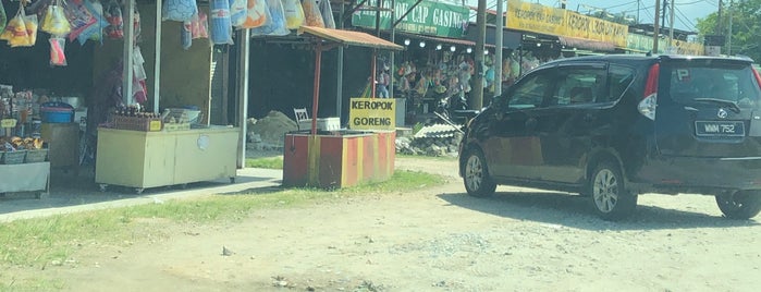Pusat Jualan Keropok Lekor Chendor is one of Cherating.