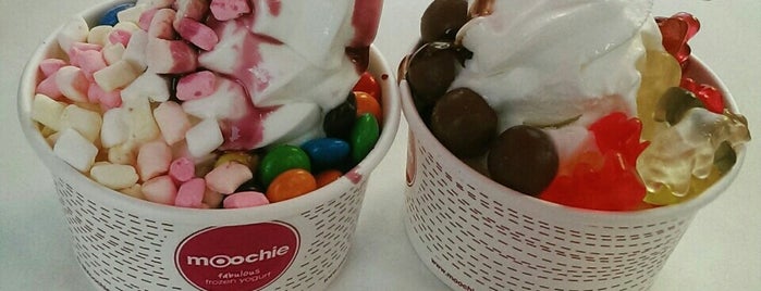 Moochie Frozen Yogurt is one of Lugares favoritos de Sigrid.