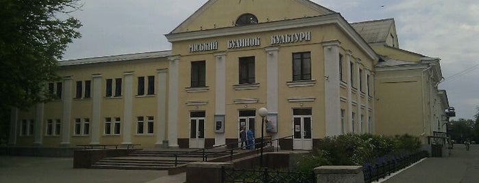 Полтавський міський будинок культури is one of Lieux qui ont plu à Андрей.