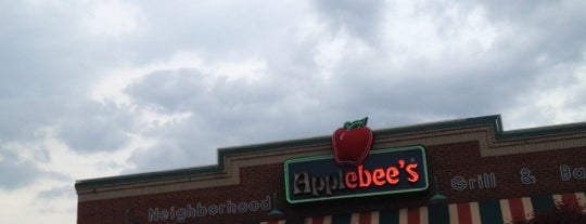 Applebee's Grill + Bar is one of Tempat yang Disukai Mark.