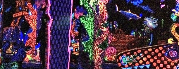 Putting Edge Glow-in-the-Dark Mini Golf is one of Rick’s Liked Places.