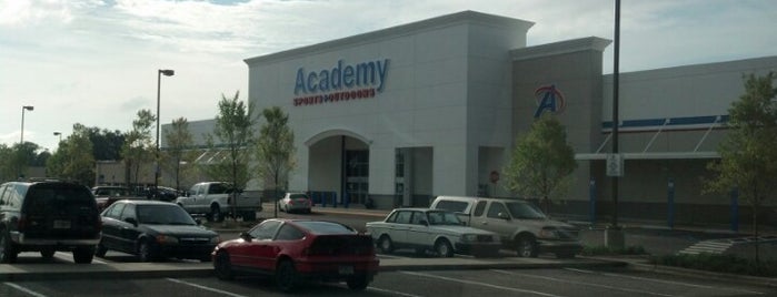 Academy Sports + Outdoors is one of สถานที่ที่ Linda ถูกใจ.