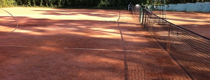 Теннисные Корты на Дарнице is one of Tempat yang Disukai Stephen.