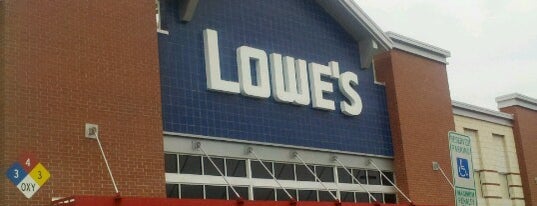 Lowe's is one of Lieux qui ont plu à Phoenix.